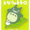Mein Nachbar Totoro Ansteck | Button Totoro auf Baumblatt